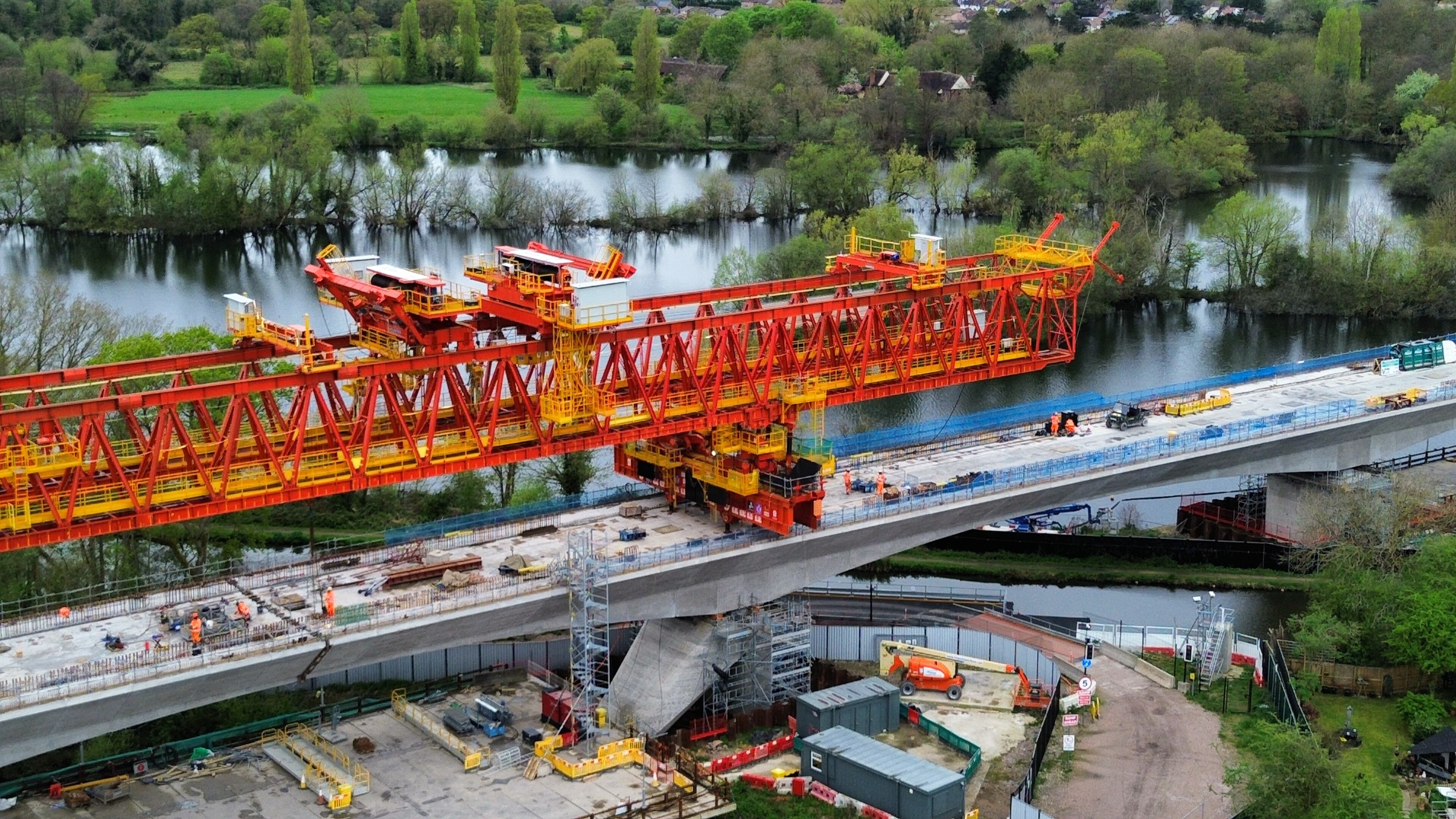 Lançage d'un tablier de pont à poutres précontraintes